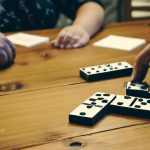 Jakie są zasady gry w domino?